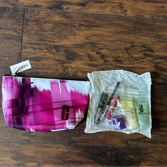 Clinique Makeup Bag with Skincare Set - Picture 1 of 4